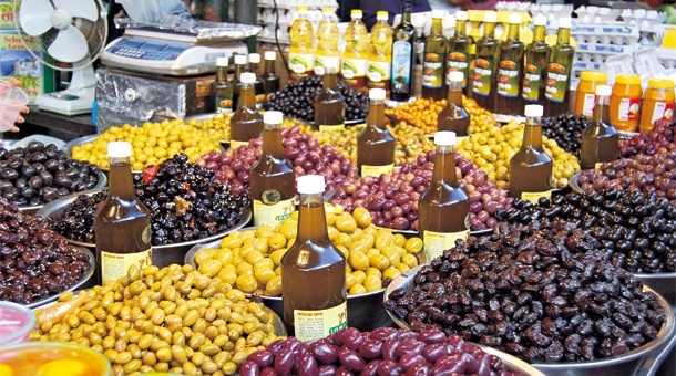 さまざまな種類のオリーブと、そのオイルが並ぶ海外のマーケット。