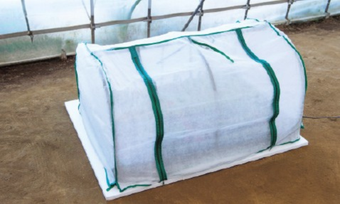 夏の軽い日よけに重宝する、不織布のカバー。温度の上がりすぎを防ぎます！